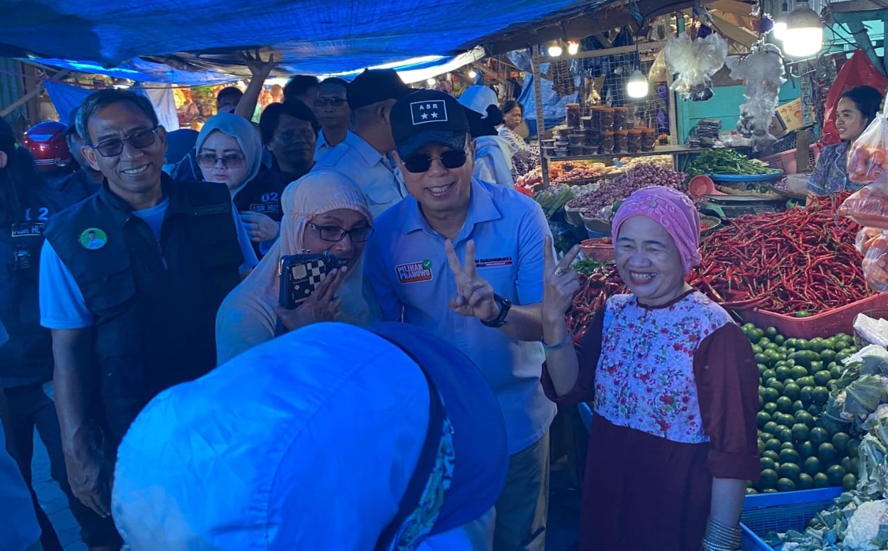 Andi Sumangerukka Disambut Meriah oleh Pedagang da...