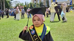 Raih Predikat Cumlaude, Rina Buktikan Keterbatasan Fisik Bukan Penghalang Dalam Meraih Cita-Cita