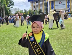 Raih Predikat Cumlaude, Rina Buktikan Keterbatasan Fisik Bukan Penghalang Dalam Meraih Cita-Cita